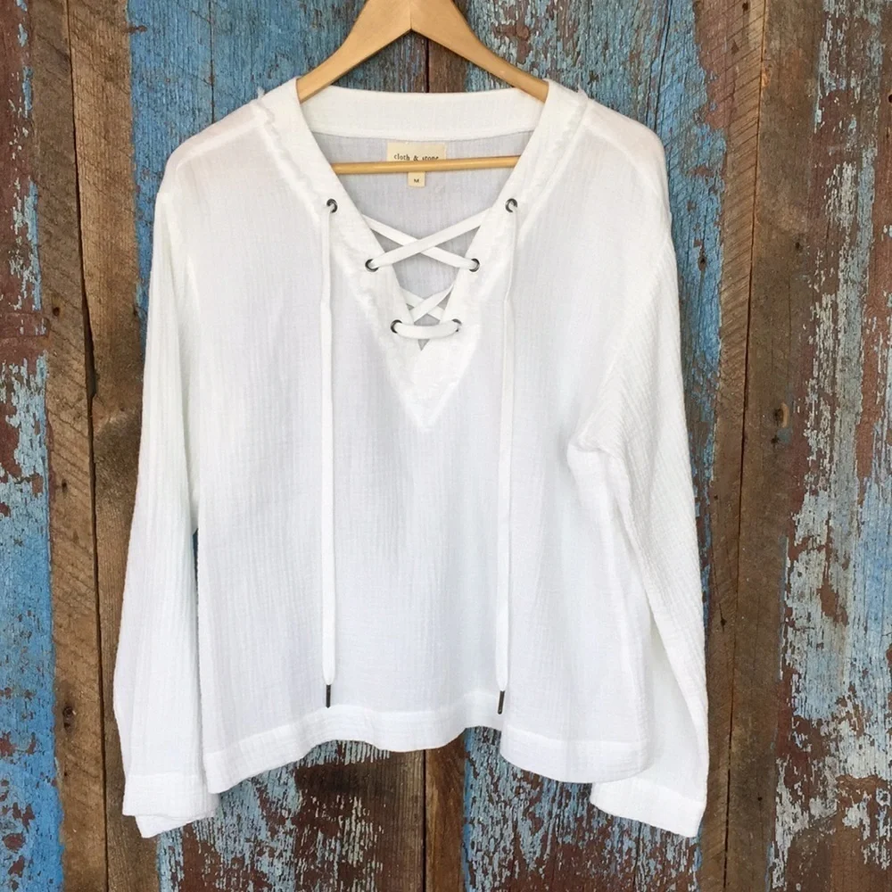 NWOT Cloth & Stone White V-Neck Lace Up Top